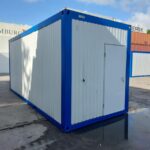 20 Fuß Bürocontainer in weiß mit blauem Containerrahmen