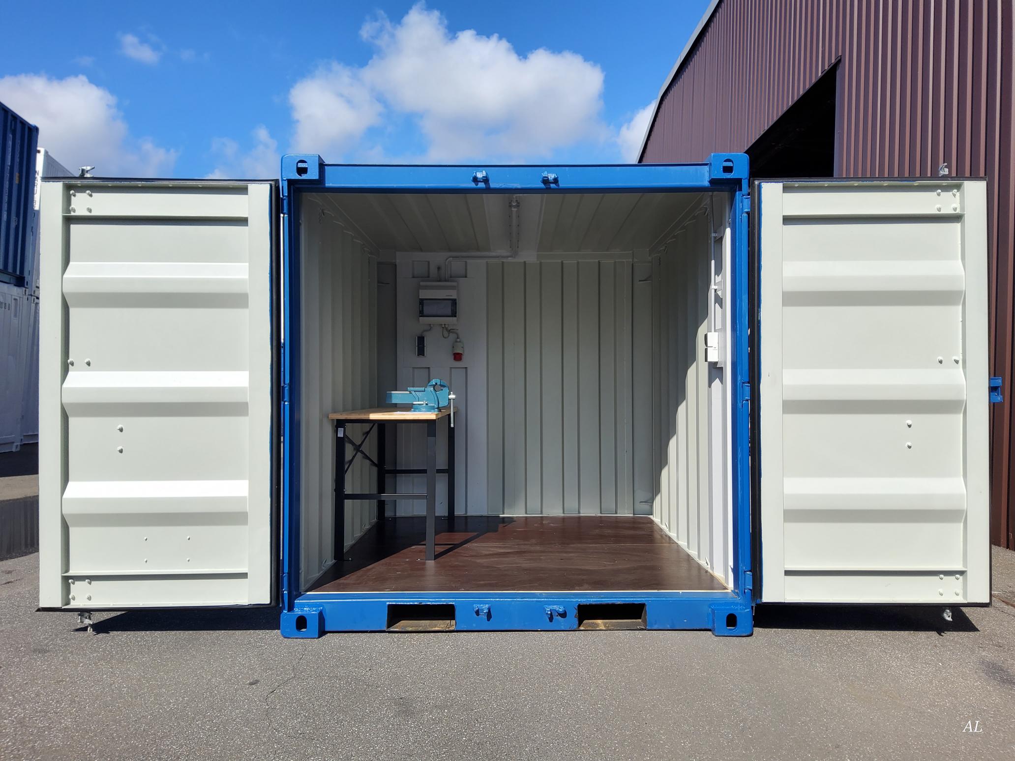 8 Fuss Werkstattcontainer in blau mit einer Werkbank