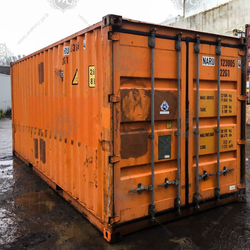 Ein orangefarbener 20 Fuß Seecontainer mit der Aufschrift "NARU 123005-4".