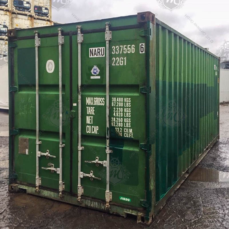 Ein grüner 20 Fuß Lagercontainer, beschriftet mit "NARU 337556-6".