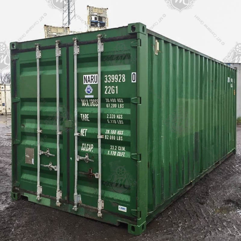 Ein grüner 20 Fuß Seecontainer mit der Aufschrift "NARU 339928-0".