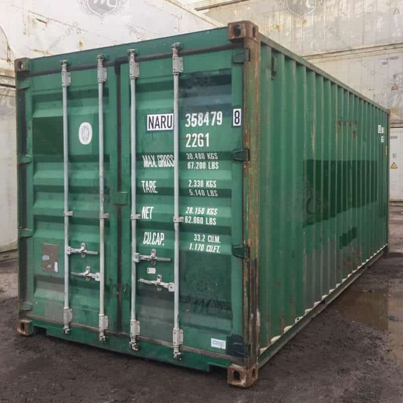 Grüner 20-Fuß-Seecontainer NARU 358479-8 mit weißen Schriftzügen und vier silbernen Verriegelungsbalken an der Vorderseite.