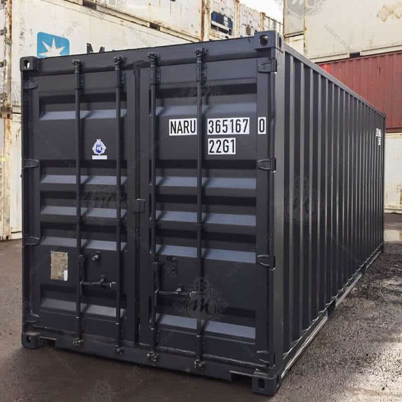 Ein schwarzer 20-Fuß-Seecontainer mit der Aufschrift "NARU 365167-0" ist das Hauptobjekt des Bildes.