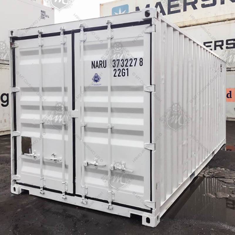 Der weiße 20-Fuß-Lagercontainer NARU 373227-8 hat eine rechteckige Form mit verschlossenen Doppeltüren und schwarzen Beschlägen.