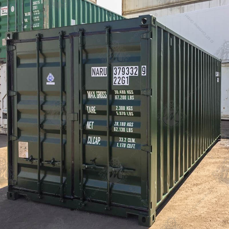Ein dunkelgrüner 20-Fuß-Lagercontainer mit der Aufschrift "NARU 379332-9" auf der Vorderseite.