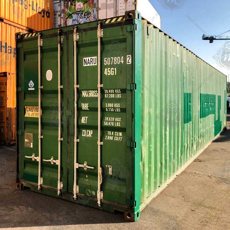 Der grüne 40 Fuß High Cube Seecontainer NARU 507804-2 hat eine robuste Metallkonstruktion und ist auf den Türen mit technischen Details beschriftet.