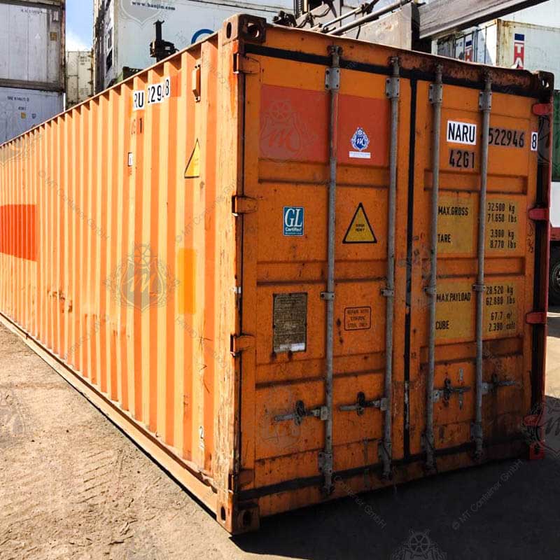 Ein orangefarbener 40 Fuß High Cube Seecontainer mit der Aufschrift NARU 522946-8.