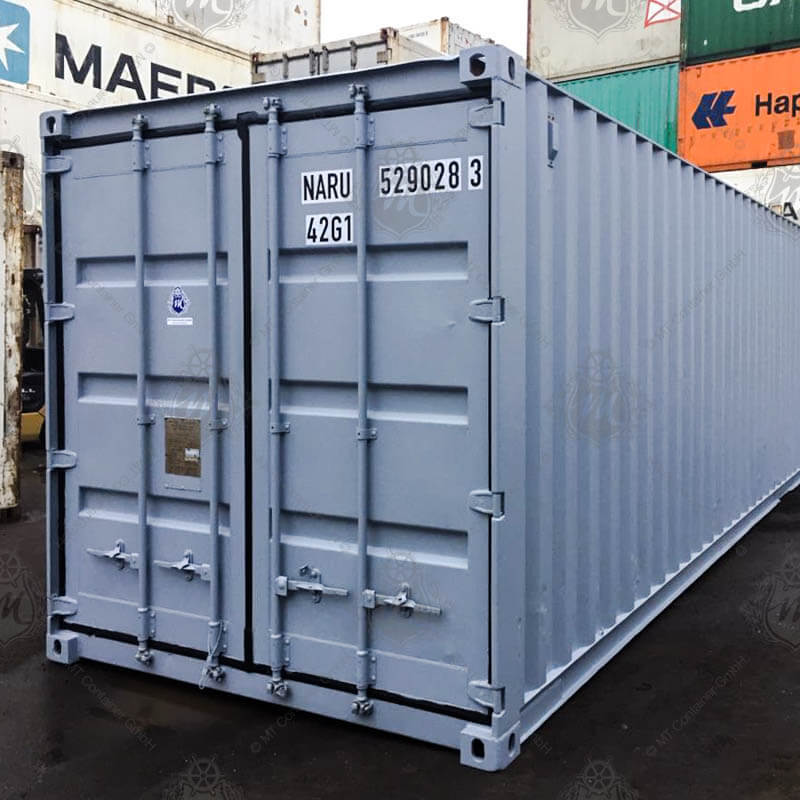 Ein grauer 40-Fuß-Lagercontainer, Aufschrift "NARU 529028-3" auf den Türen vorne, mit stabilen Verriegelungen und wellenförmigen Seitenwänden.