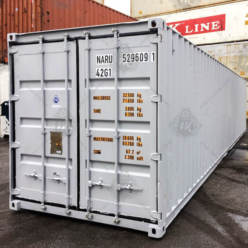 Im Bild ist ein grauer 40 Fuß Lagercontainer mit der Aufschrift "NARU 529609-1".
