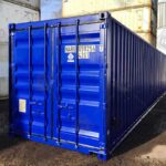 Ein blauer 40-Fuß-Lagercontainer NARU 658294-7 inkl. Licht.