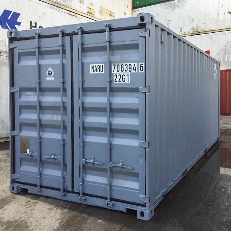 Das Hauptobjekt ist ein grauer, 20 Fuß großer Lagercontainer mit der Aufschrift "NARU 706394-6 22G1".