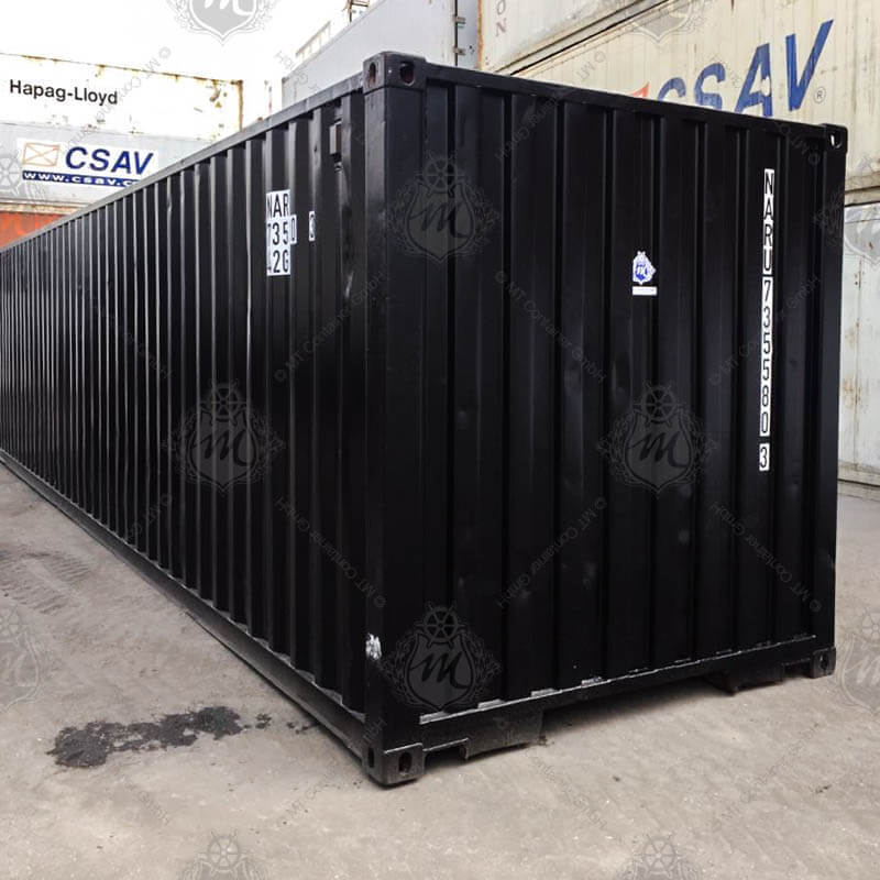 Ein schwarzer 40-Fuß-Lagercontainer mit der Aufschrift "NARU 735580-3".