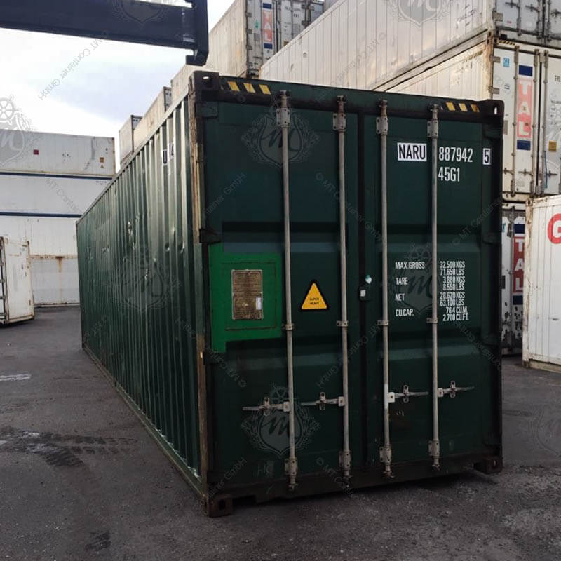 Ein dunkelgrüner 40-Fuß-Seecontainer mit der Kennung NARU 886942-5 steht auf einer ebenen Oberfläche. Die Vorderseite zeigt die Containertüren.