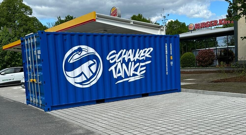 Lagercontainer bei einer Tankstelle